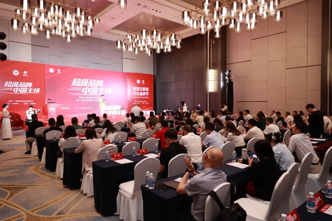 喜報(bào) | 祝賀強(qiáng)輝品牌榮獲“陶瓷一線品牌”、“陶瓷十大品牌”雙料大獎